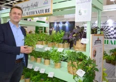 Nico van Aanholt van Hishtil producent van 100% biologische kruiden
